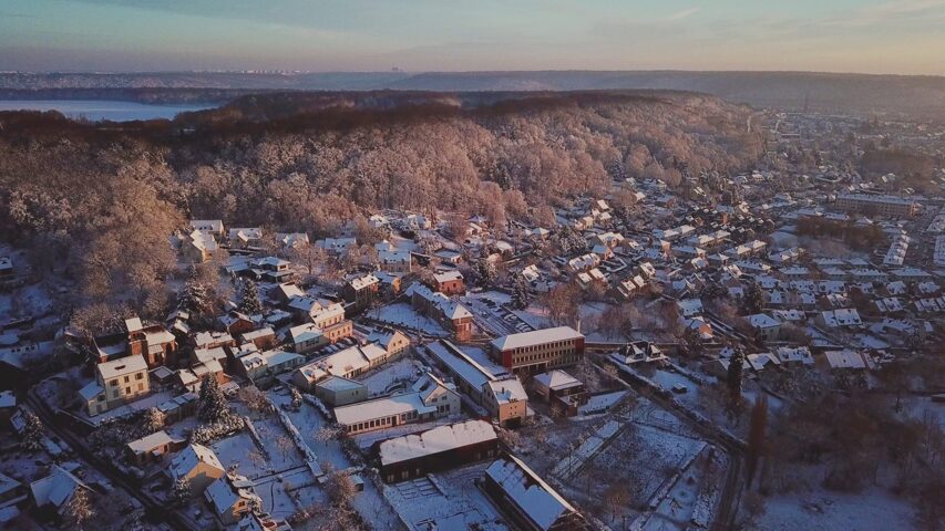 Vue aérienne - village sous la neige