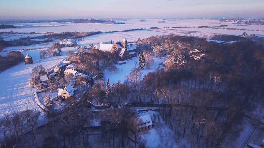 Vue aérienne - abbaye sous la neige