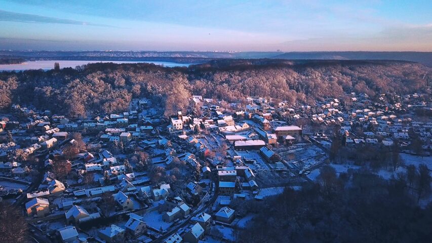 Vue aérienne - village sous la neige