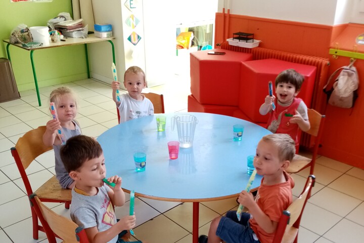 Enfants maternelles prenant leur goûter - accueil du soir