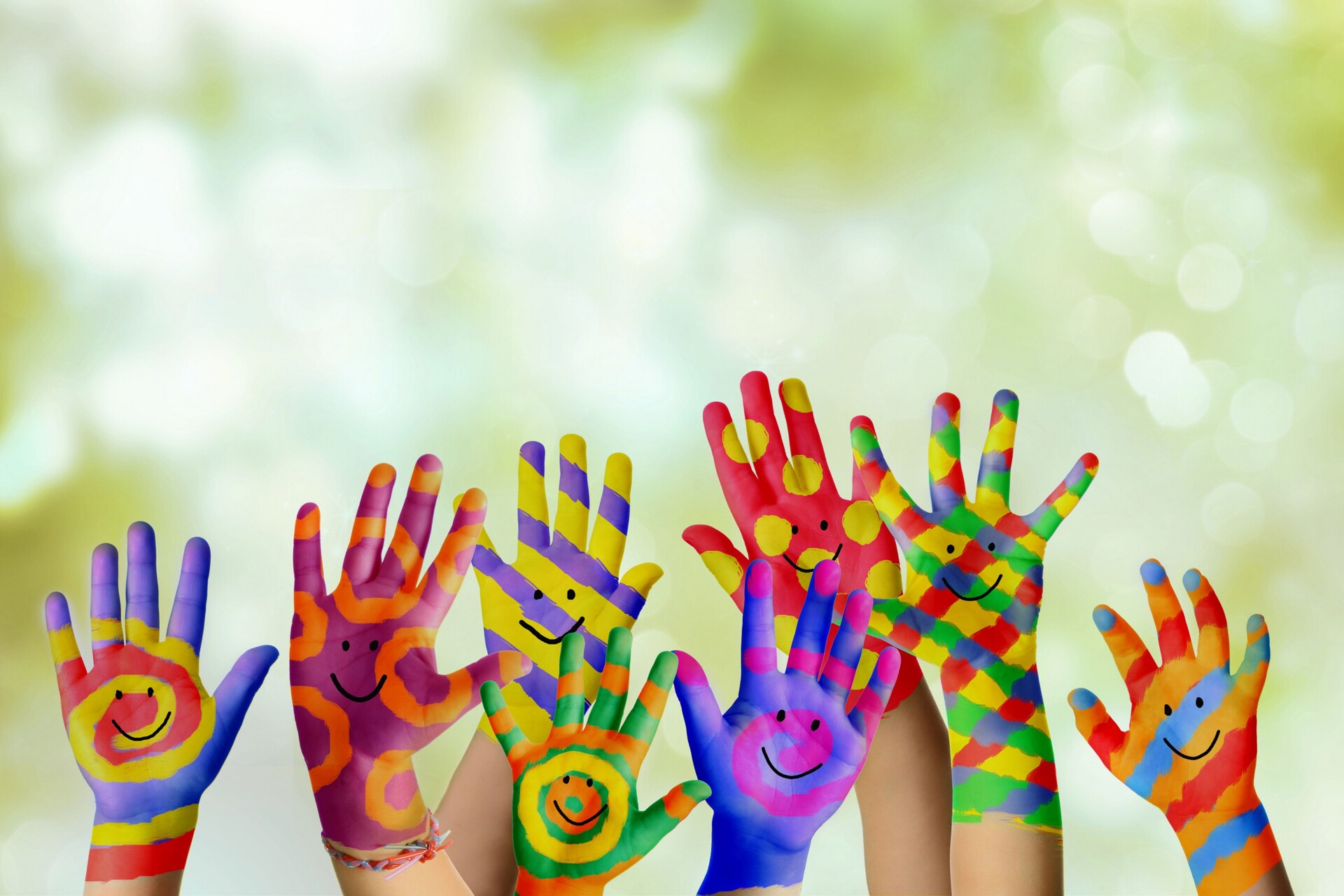 Mains d'enfants pleines de peinture
