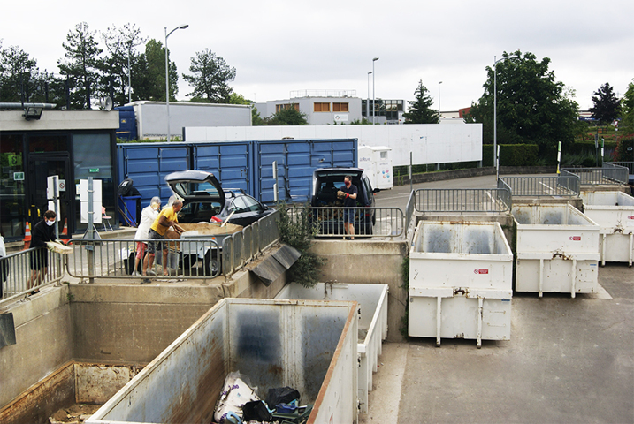 Dépôt des déchets à la déchèterie de Villejust