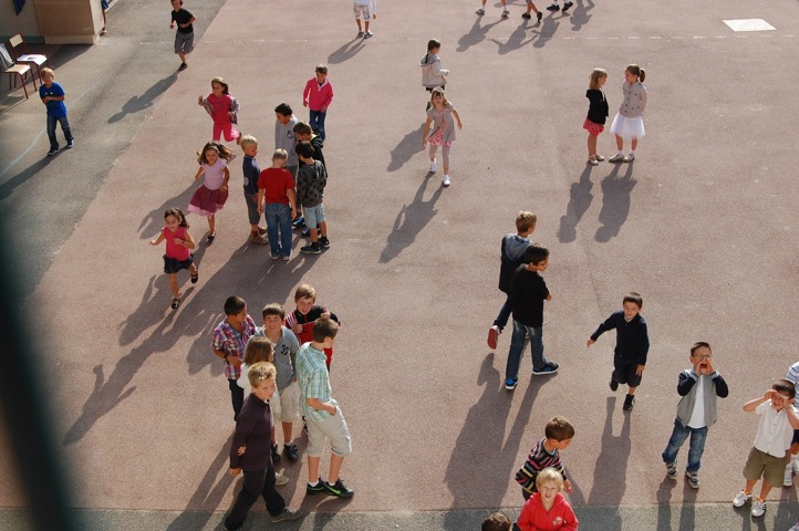 Enfants jouant dans la cour de l'école sur le temps du midi