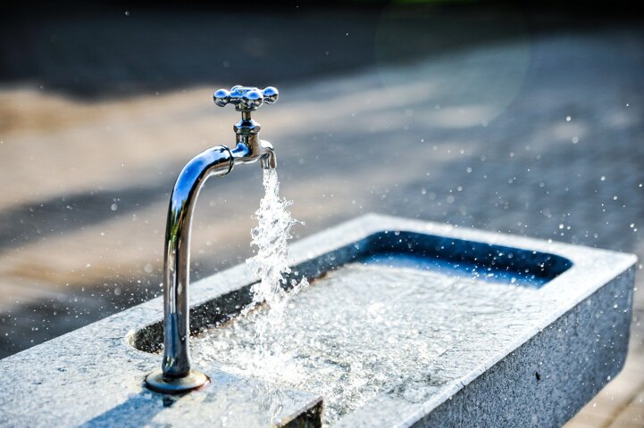 Robinet d'eau potable ouvert